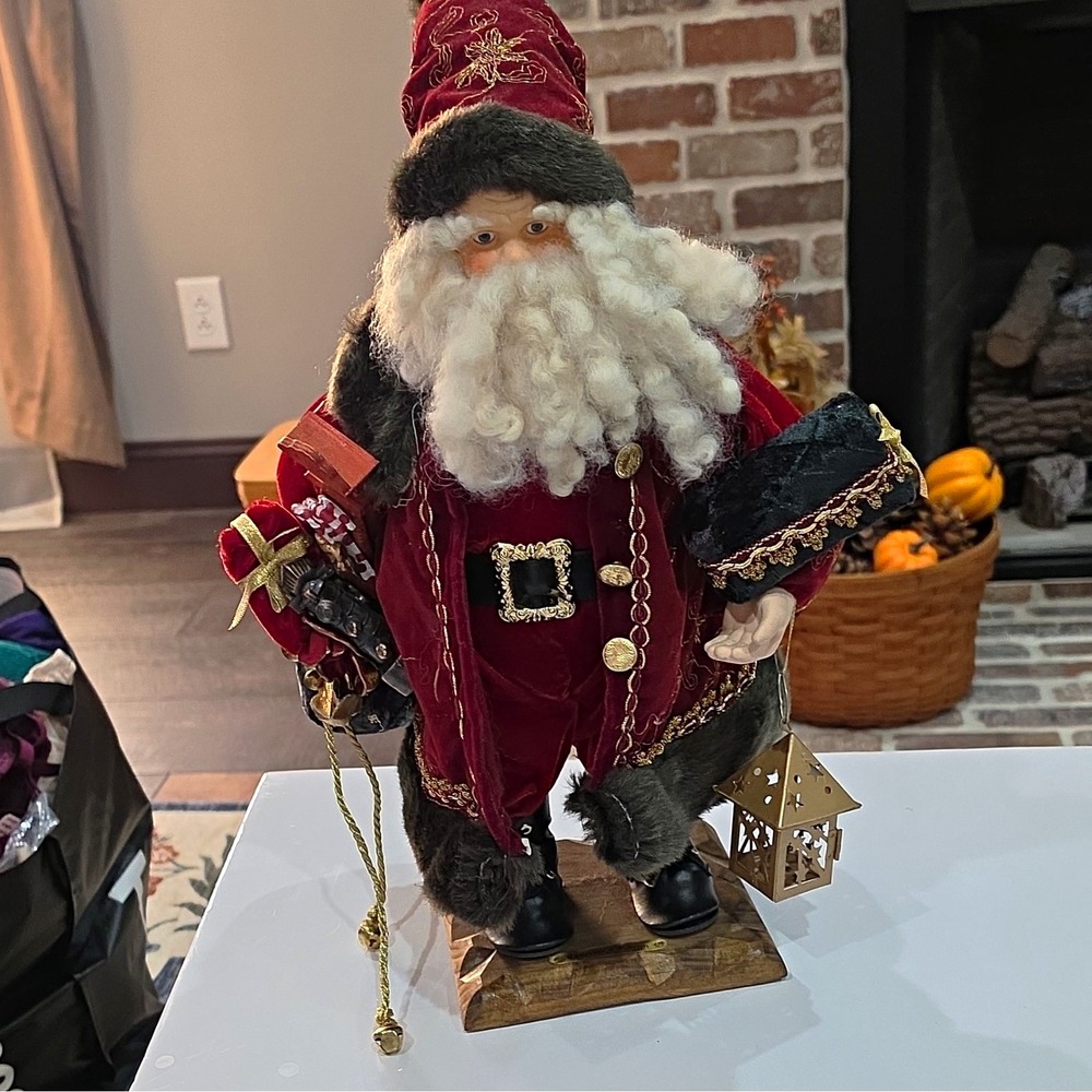 Collector's Edition Vintage Grandeur Noel Santa Claus Christmas Figurine